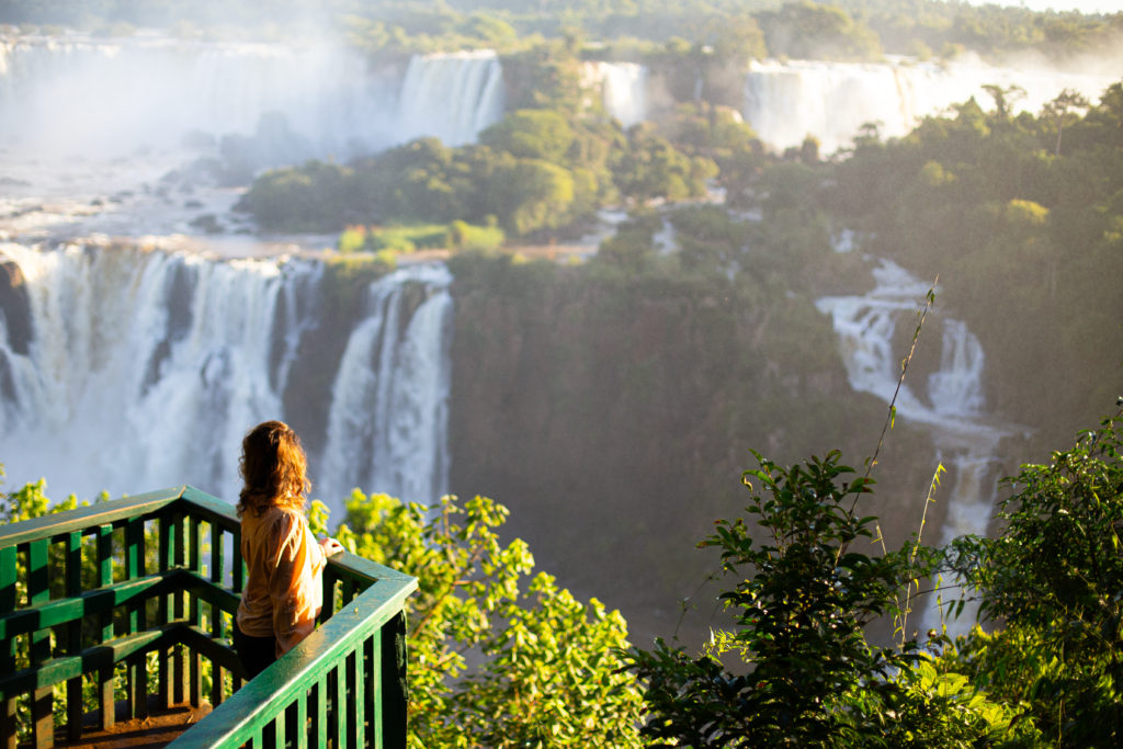 Confira o amanhecer nas cataratas com esse passeio
