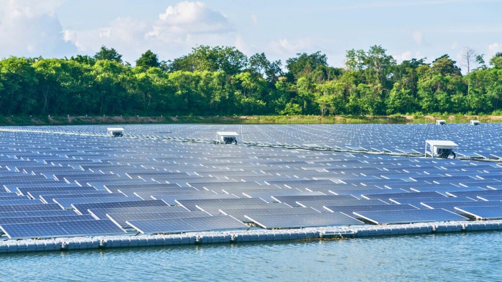 Imagem ilustrativa de usina solar flutuante. Foto: Envato/Divulgação Itaipu Binacional.