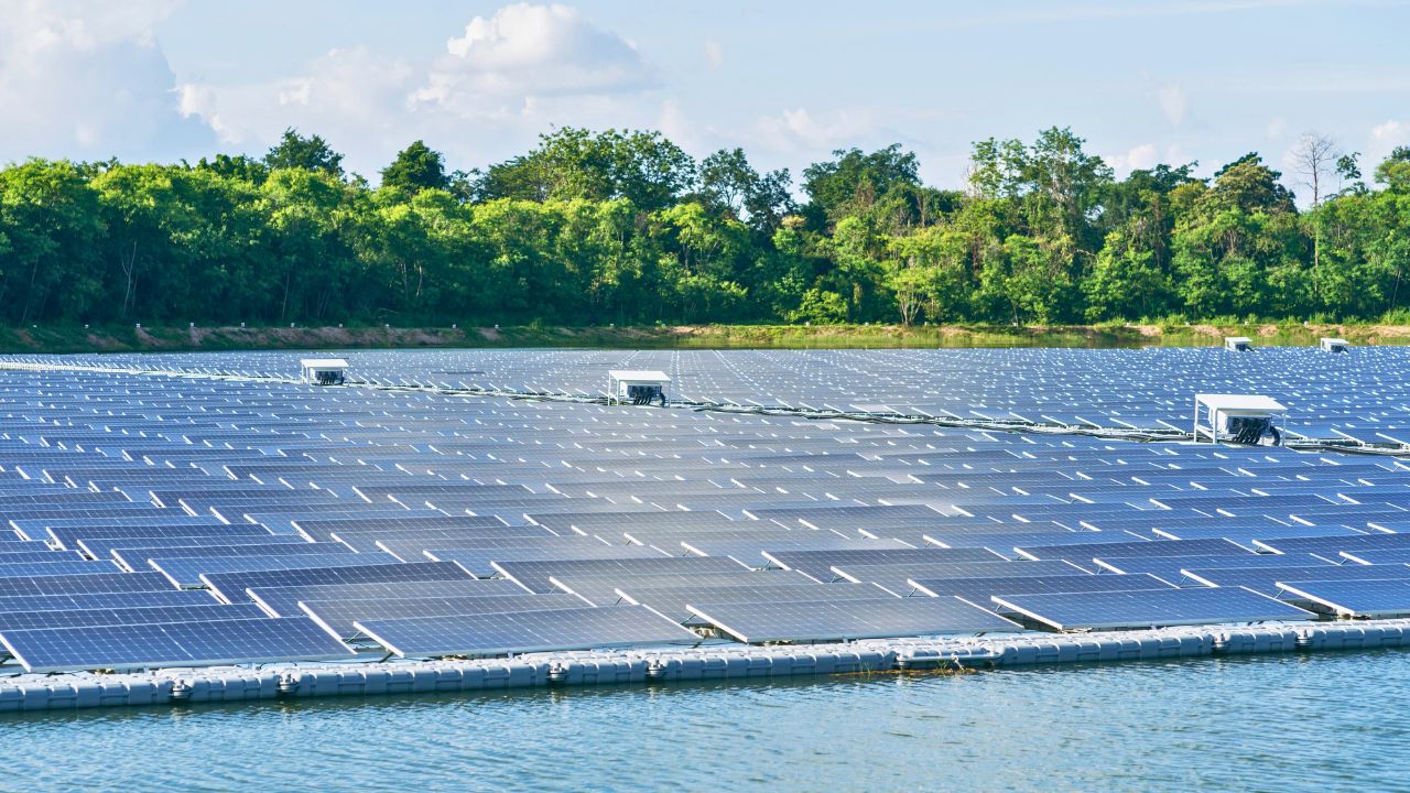 Imagem ilustrativa de usina solar flutuante. Foto: Envato/Divulgação Itaipu Binacional.