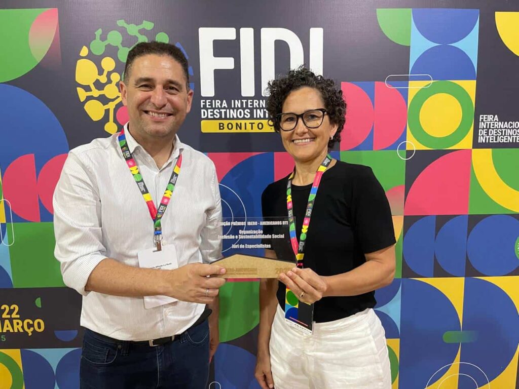 Silvana Gomes, gerente de Turismo Sustentável no Itaipu Parquetec, e Gonzalo La Rosa, coordenador-geral da FIDI