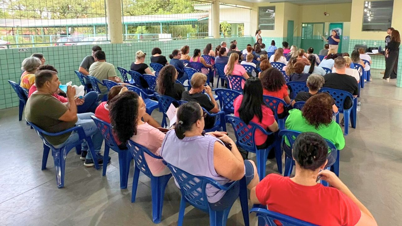 Em assembleia, profissionais da educação decidem iniciar atos público para informar população sobre desrespeito ao salário dos educadores. Foto Izabelle Ferrari.