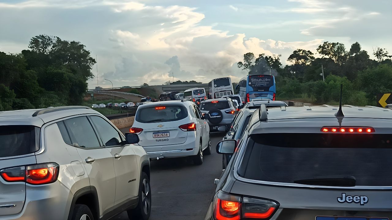 Fila de carros em direção à Argentina. Foto: Edival Menezes