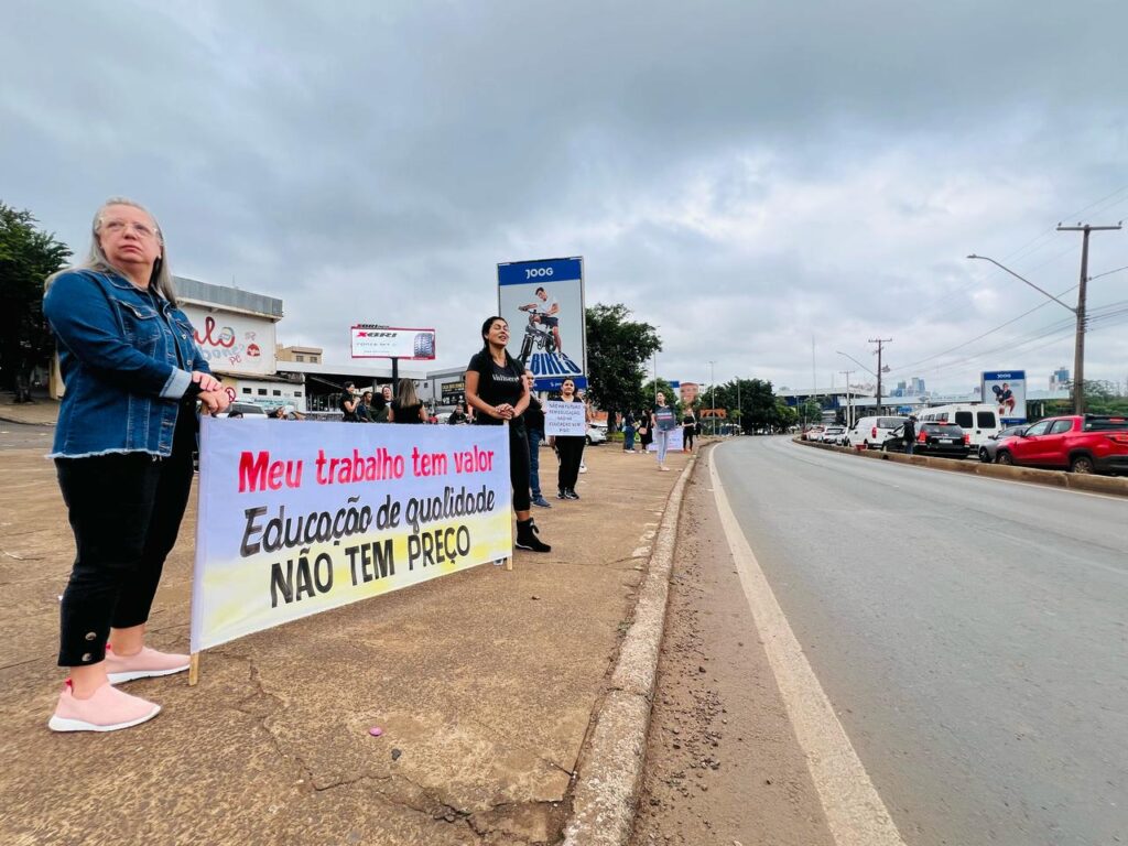 Manifestação de professores nas proximidades da Ponte Internacional da Amizade. Foto: Izabelle Ferrari.