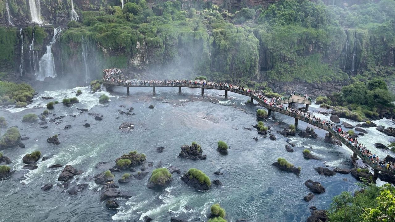 Foto da passarela das Cataratas no feriado de Páscoa e Tiradentes de 2025. Foto: Divulgação Parque Nacional do Iguaçu.