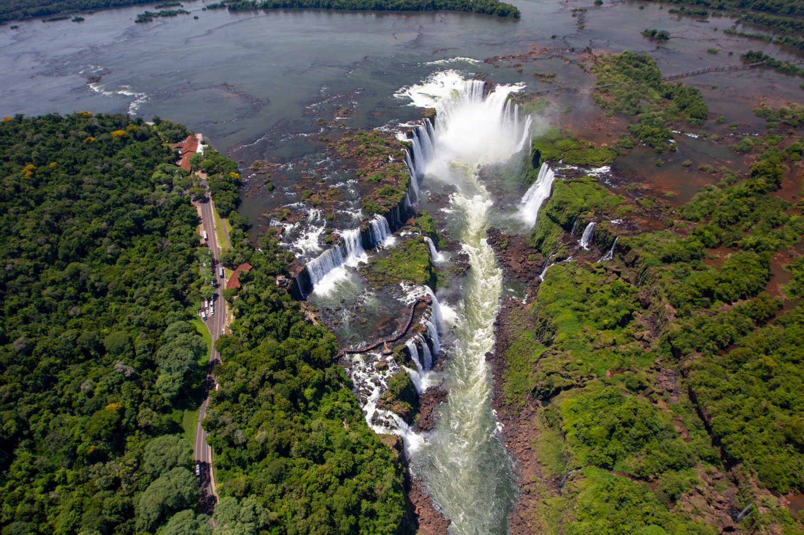 Vista do Salto Floriano e passarela e parte superior do salto. Foto: Bruno Bimbato/Divulgação Parque Nacional do Iguaçu - Urbia Cataratas.