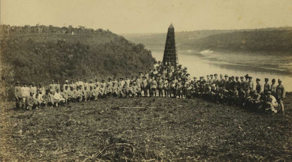 Imagem que faz parte da exposição "Entre Águas e Esquecimentos" mostra rebeldes paulistas e gaúchos na tríplice fronteira (Foto: Biblioteca Digital da Fundação Biblioteca Nacional)