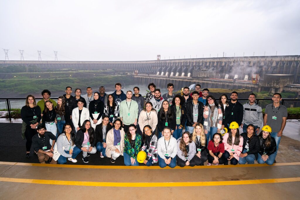 Turma de estagiários de férias de 2023. Foto: Sara Cheida/Itaipu Binacional