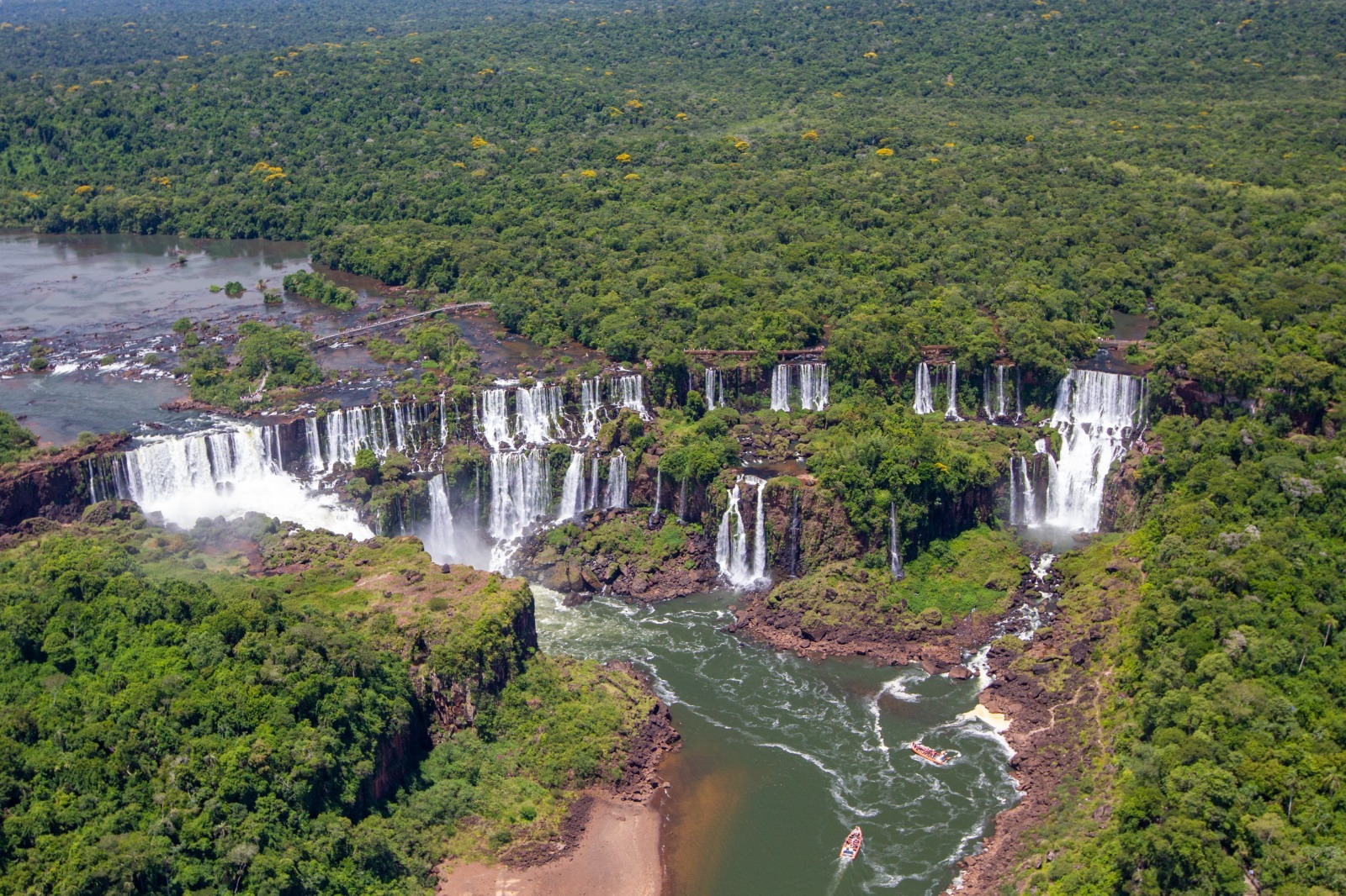 Foto aérea das Cataratas: Bruno Bimbato/Divulgação Urbia Cataratas.