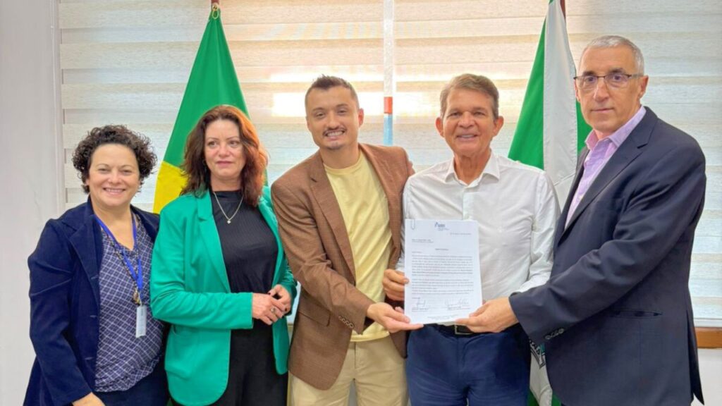 A entrega do Plano de Manejo e do Projeto Básico/Caderno de Encargos foi feita pelo Fundo Iguaçu, em cerimônia no gabinete do prefeito General Silva e Luna.