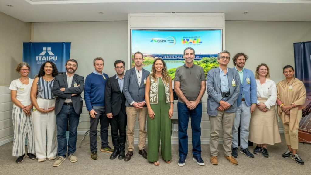 Grupo de diplomatas da União Europeia esteve na Binacional para conhecer o trabalho conjunto de Brasil e Paraguai. Foto: Rafa Kondlatsch/Itaipu Binacional.