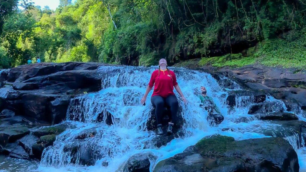 Debora Fragata aproveitando as águas da Cachoeira da Toca no Rio Tamanduá em Foz do Iguaçu.