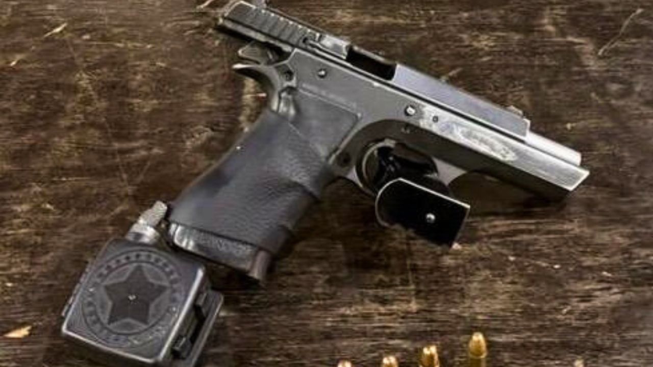 A pistola estava escondida em uma bolsa de ombro e com sua numeração raspada.