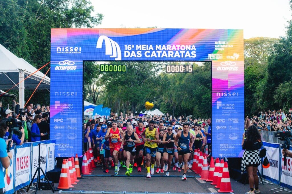 A 16.ª Meia Maratona das Cataratas reuniu mais de quatro mil pessoas neste domingo. Crédito das imagens: Urbia Cataratas/Parque Nacional do Iguaçu.