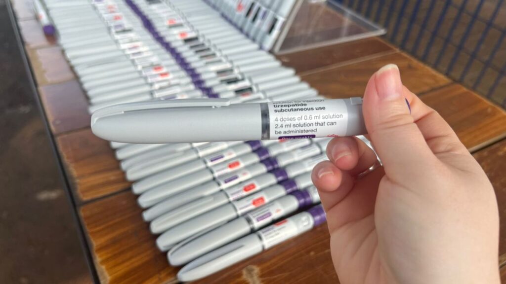 Receita Federal apreende 126 canetas injetáveis de medicamento usado para emagrecimento. Produtos foram encontrados na bagagem de um passageiro no Aeroporto Internacional de Foz do Iguaçu.