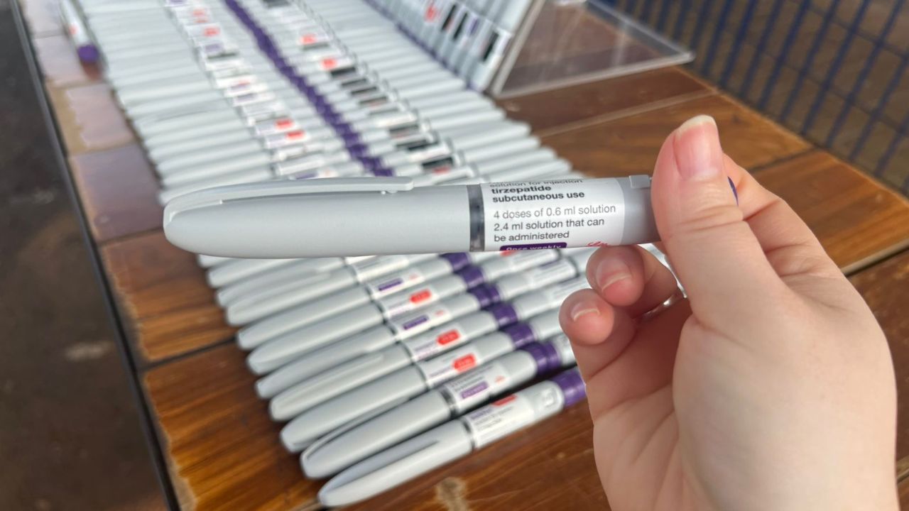 Receita Federal apreende 126 canetas injetáveis de medicamento usado para emagrecimento. Produtos foram encontrados na bagagem de um passageiro no Aeroporto Internacional de Foz do Iguaçu.