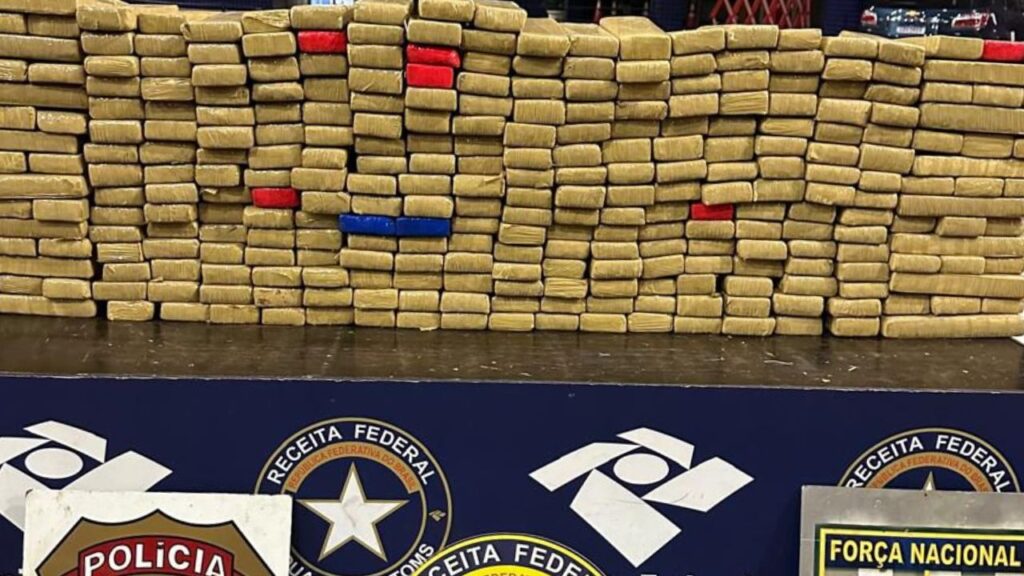 A droga estava escondida em compartimentos ocultos de uma van que tentou cruzar a fronteira do Paraguai para o Brasil.