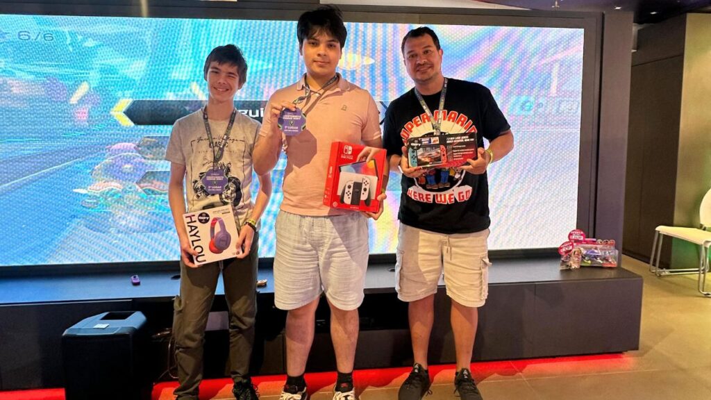 Ganhadores do Torneio Mario Kart no Switch na New Zone. Da esquerda para a direita: Luigi Guilherme Alves, Guillermo Filippo Rodriguez Blasco e Emanoel Rodrigues.