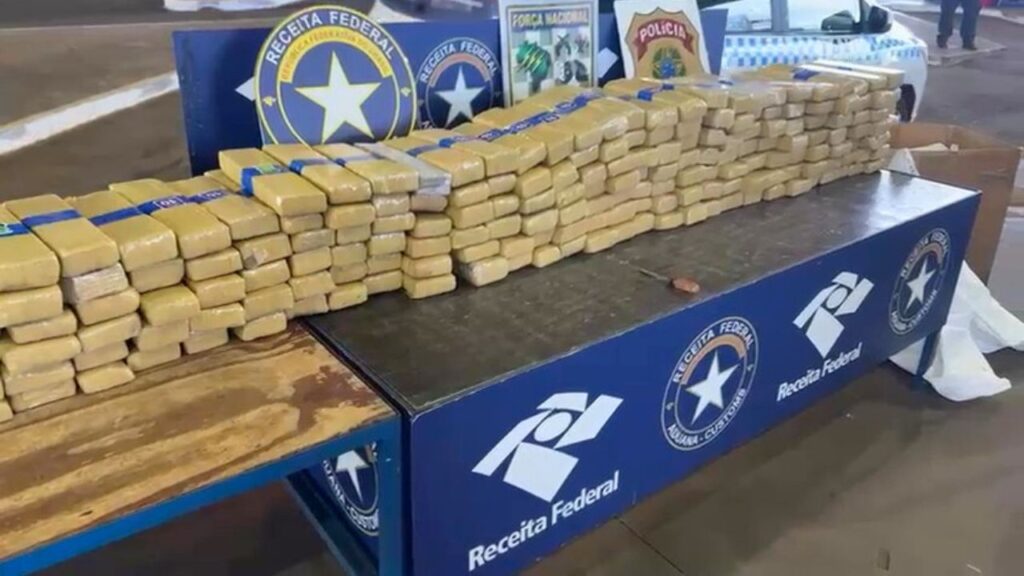 Receita Federal apreende mais de 289 kg de droga em dois veículos paraguaios na Ponte da Amizade.