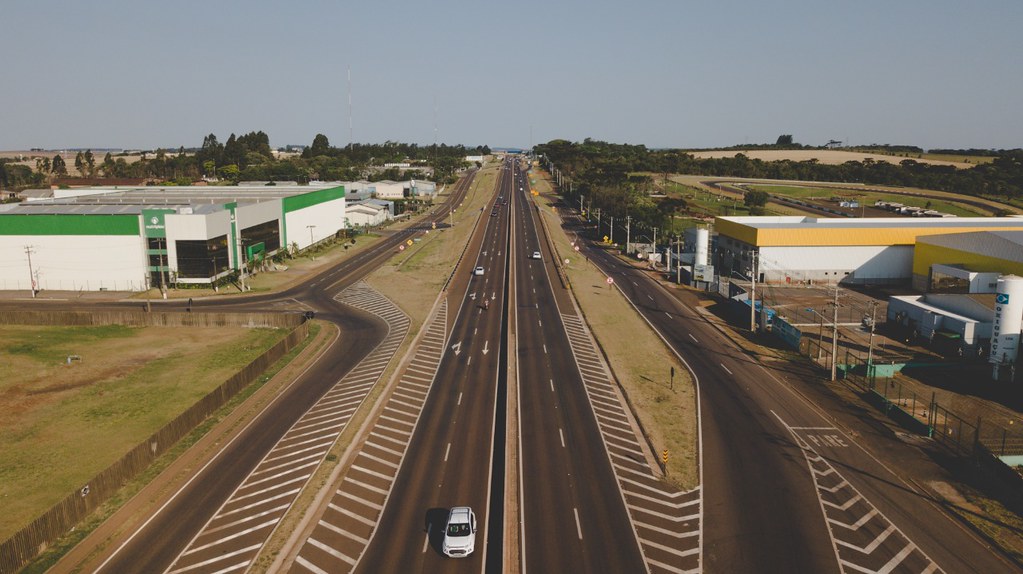Rodovias da EPR Iguaçu terão descontos de até 98% nas tarifas para motoristas com tag; motocicletas ficam isentas.