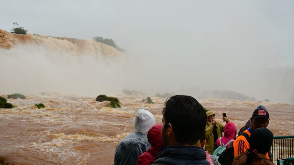 Cataratas do Iguaçu registram 5,1 milhões de litros por segundo neste sábado.