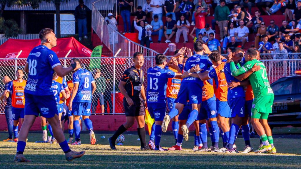 Foz do Iguaçu ganha do Atlético Paranavaá e se classifica para a Primeirona do Paranaense. Foto: Franz Fleischfresser