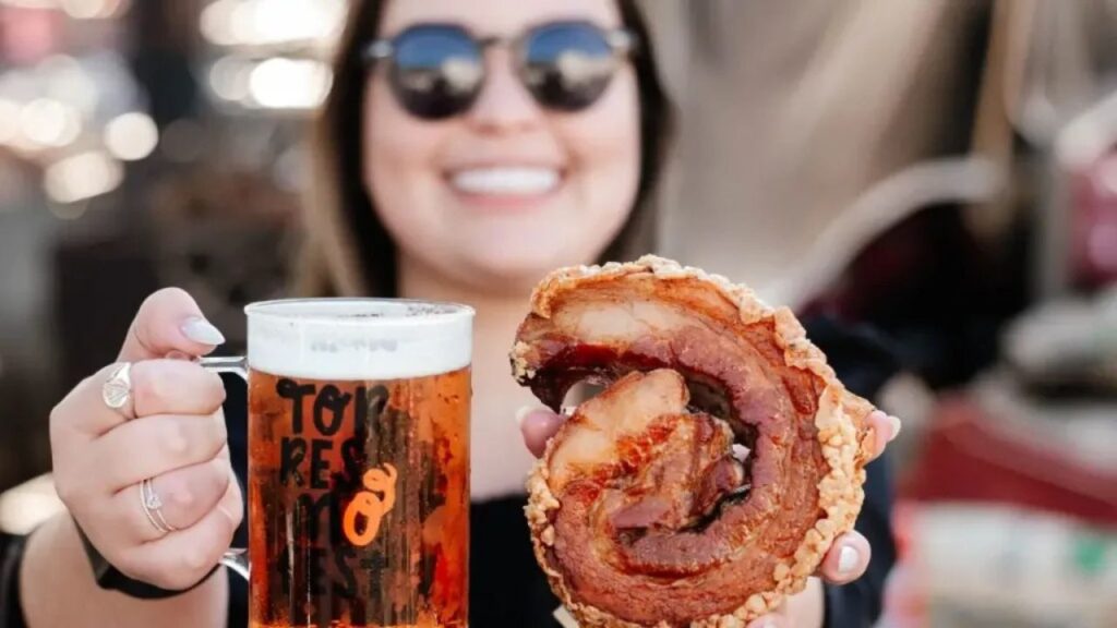 Considerado o maior festival gastronômico brasileiro dedicado ao torresmo e à carne suína, o Torresmo Fest acontece entre os dias 28 e 31 de agosto em Foz do Iguaçu. Foto: Divulgação.